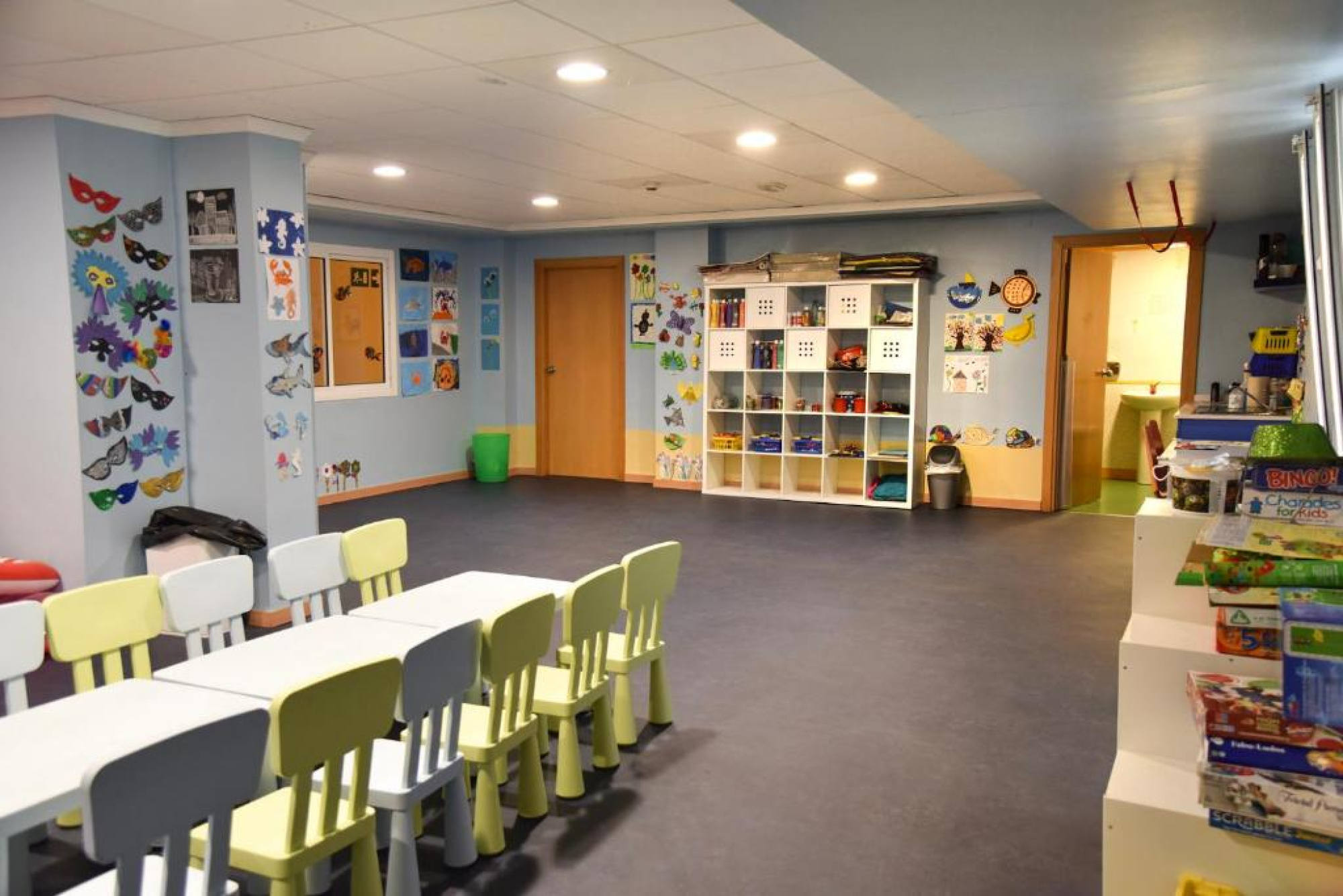 Imagen de un aula con mesas y sillas en el Aparthotel SunClub Salou en Salou, mostrando un espacio de aprendizaje o actividades en un entorno hotelero.