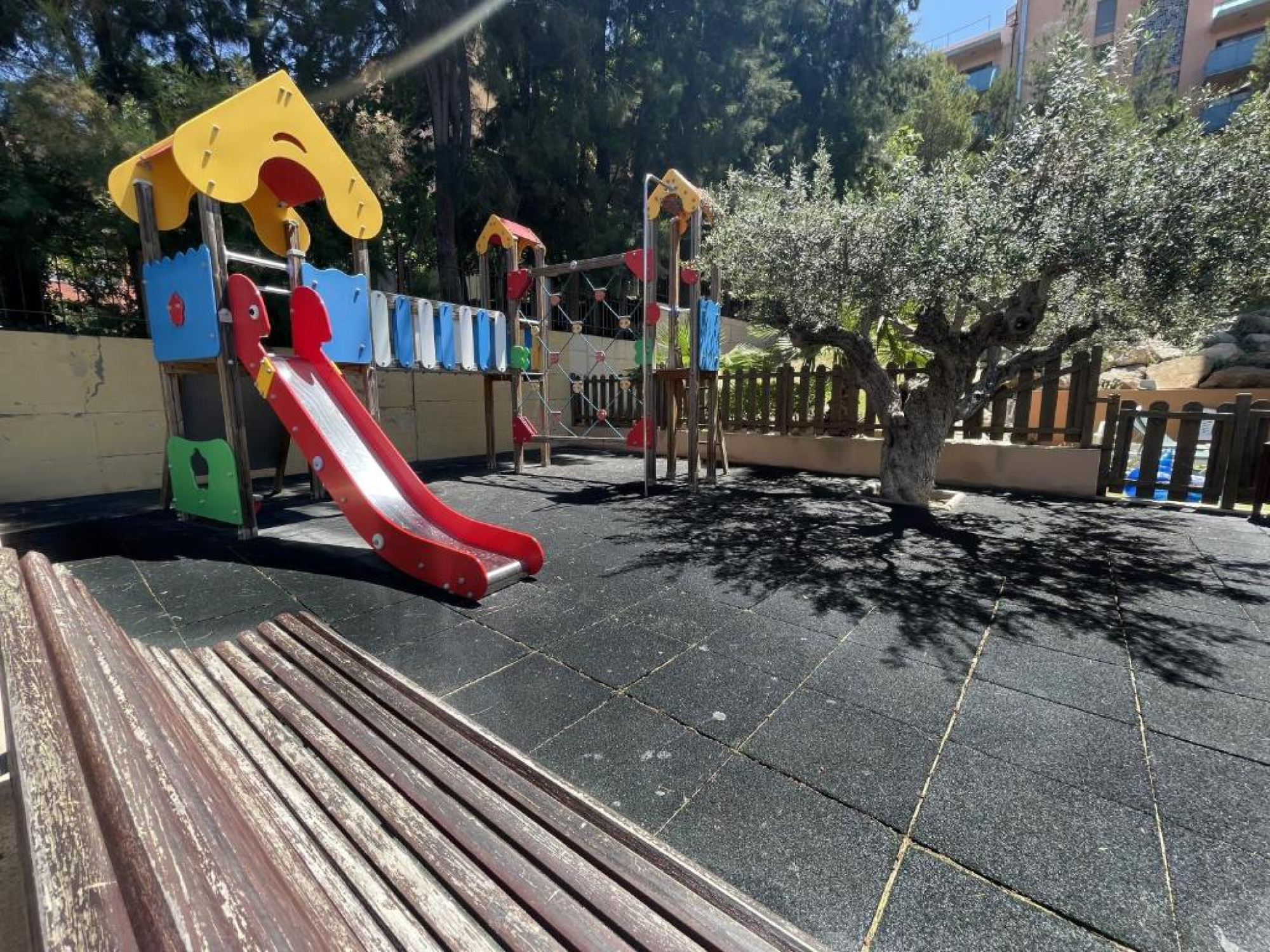Zona de recreo con un tobogán en un parque cercano al Aparthotel SunClub Salou, ideal para familias y niños.