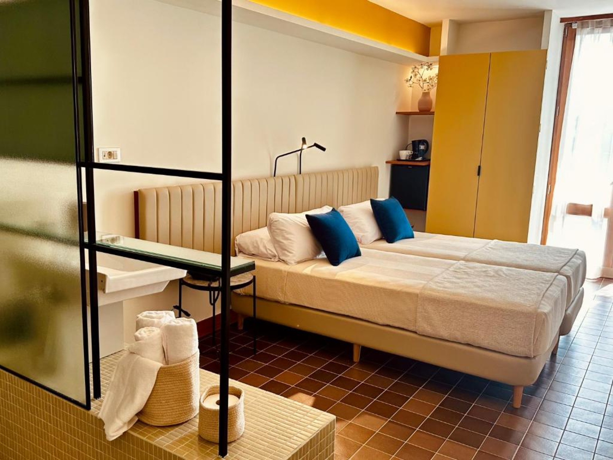 Habitación moderna con cama doble en Hotel SunClub CalaVinya