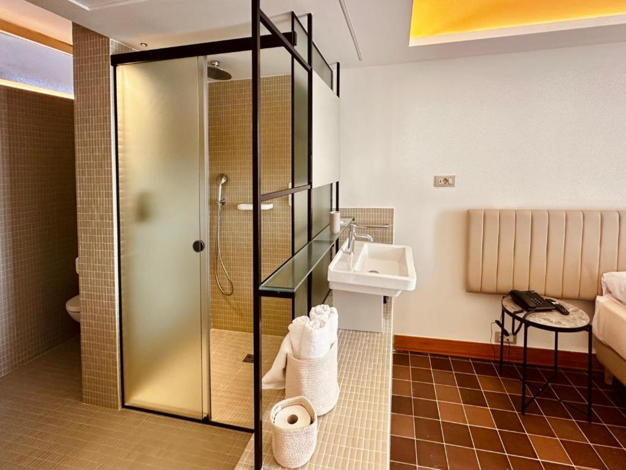 Baño funcional y moderno en Hotel SunClub CalaVinya
