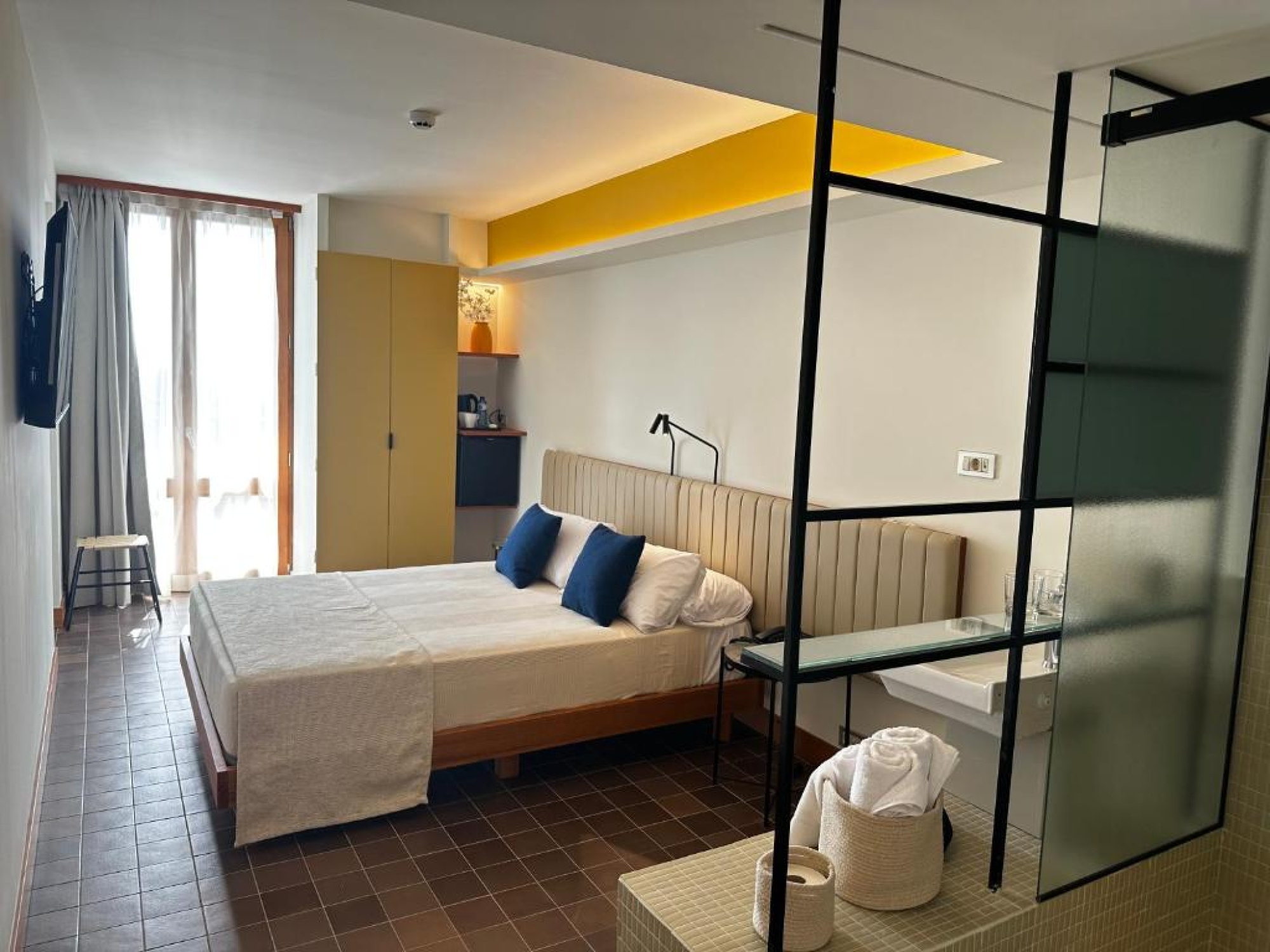 Habitación moderna en Hotel SunClub CalaVinya en Salou