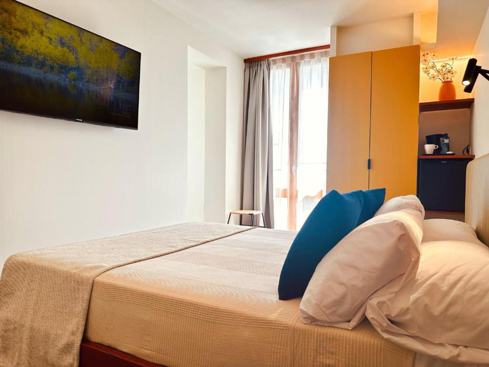 Habitación moderna en Hotel SunClub CalaVinya en Salou