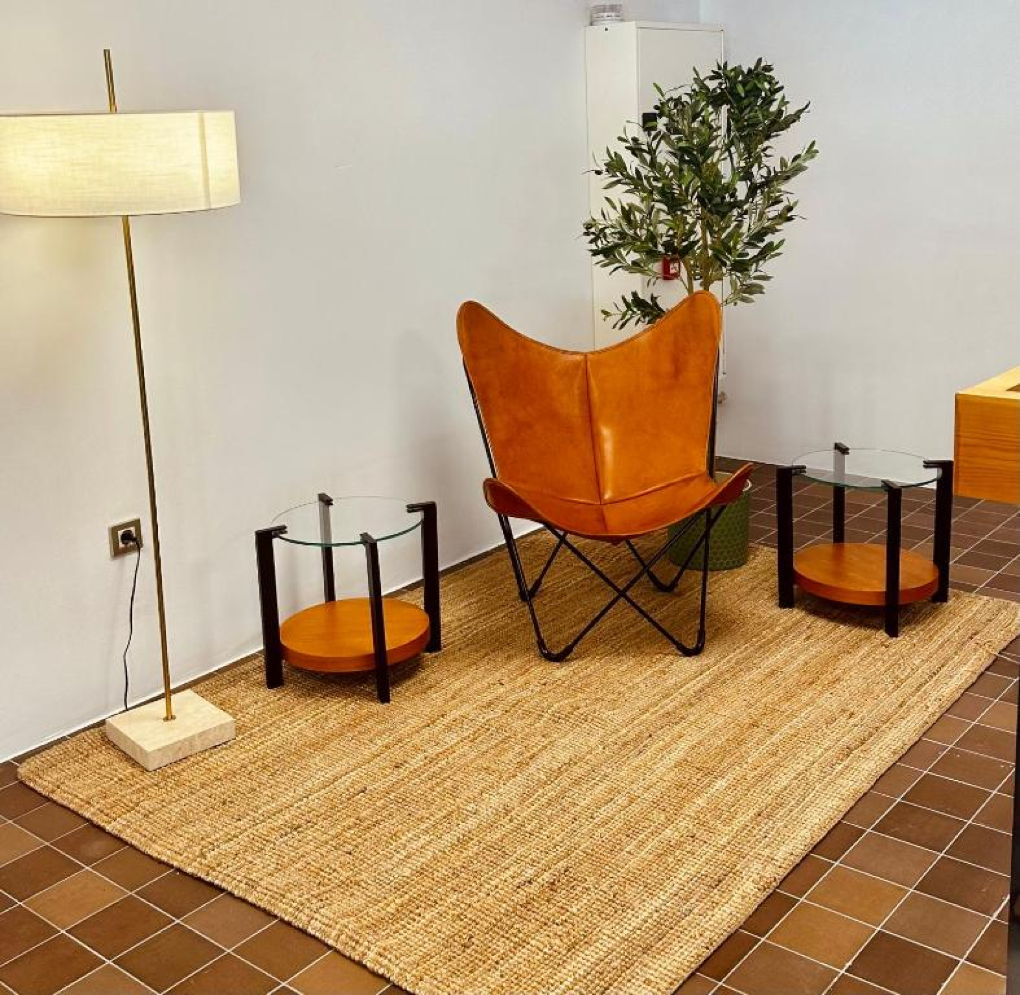 Salón acogedor en Hotel SunClub CalaVinya con sillones y lámpara