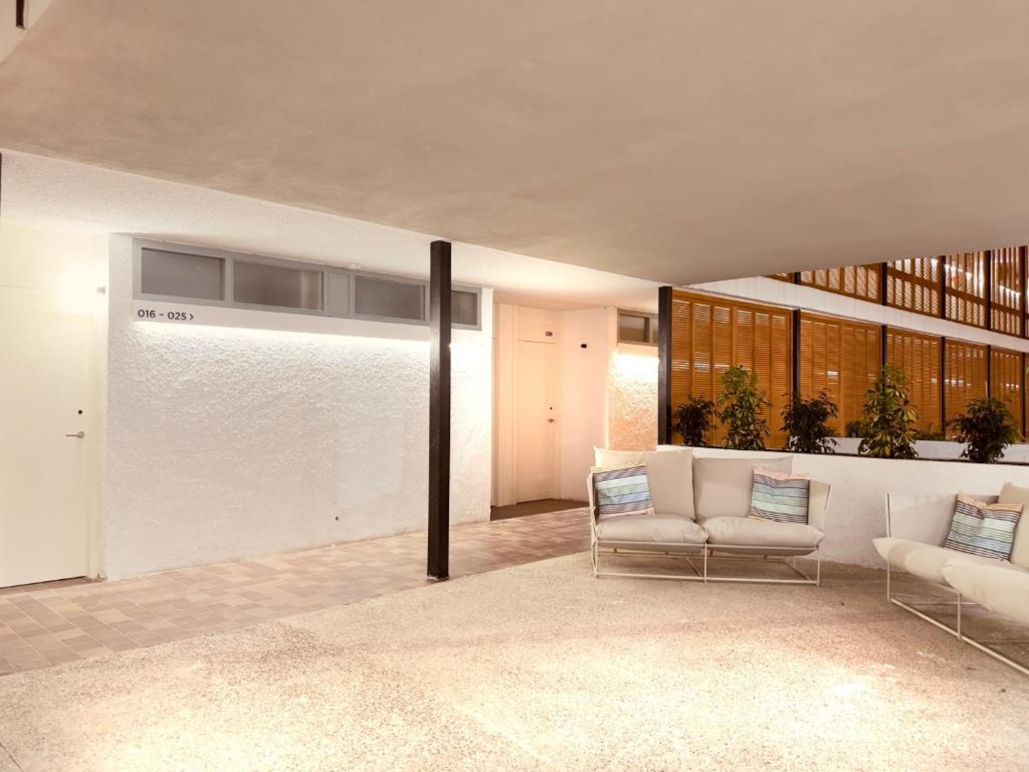 Sala de estar moderna en Hotel SunClub CalaVinya con sofás y sillones