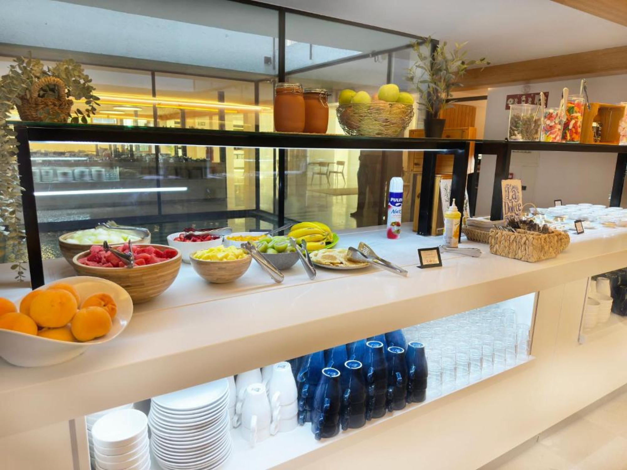 Buffet de comida con variedad de platos en Hotel SunClub CalaVinya