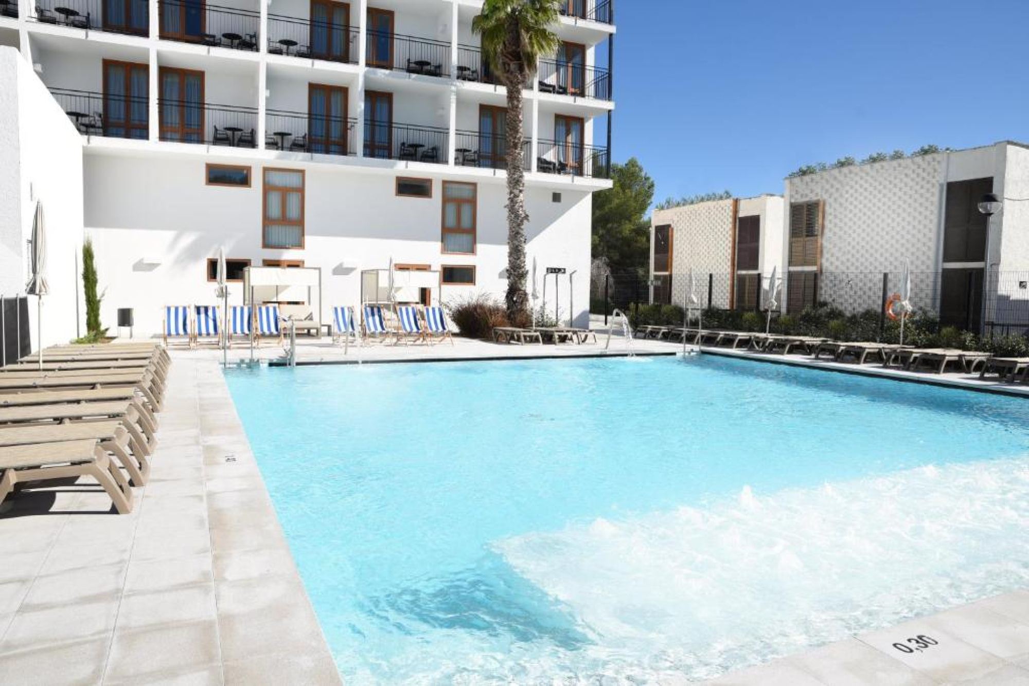 Amplia piscina al aire libre en Hotel SunClub CalaVinya