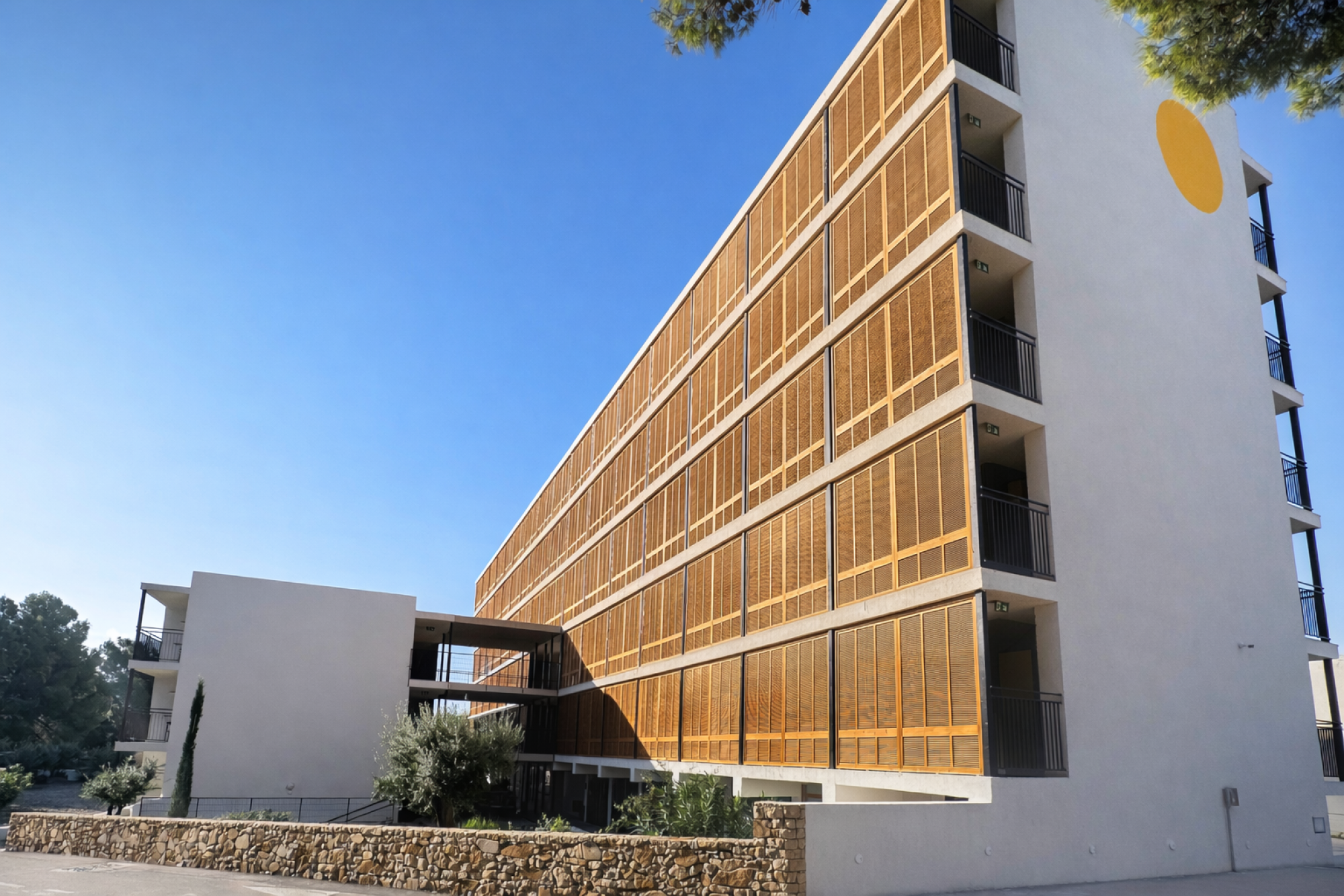 La imagen muestra la fachada de un hotel con un diseño moderno y colorido, destacando por su estructura y detalles arquitectónicos llamativos.