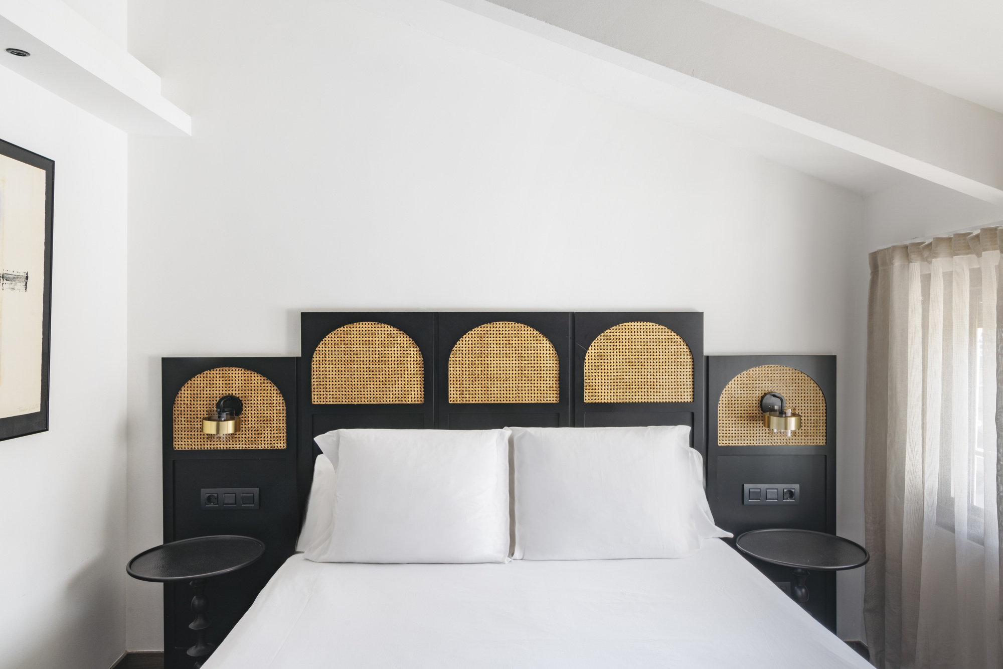 Imagen que muestra una habitación de hotel moderna y elegante, con decoración en tonos neutros y mobiliario contemporáneo, diseñada para ofrecer comodidad y estilo a los huéspedes.