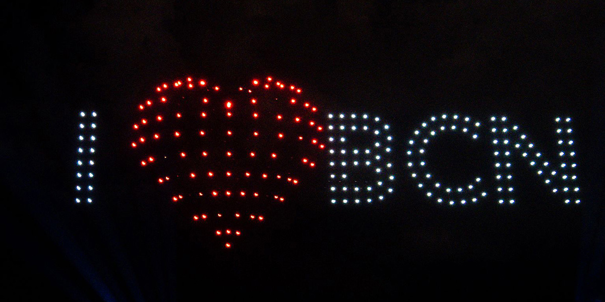 Luci LED formano una figura luminosa con il testo I LOVE BCN nel buio.