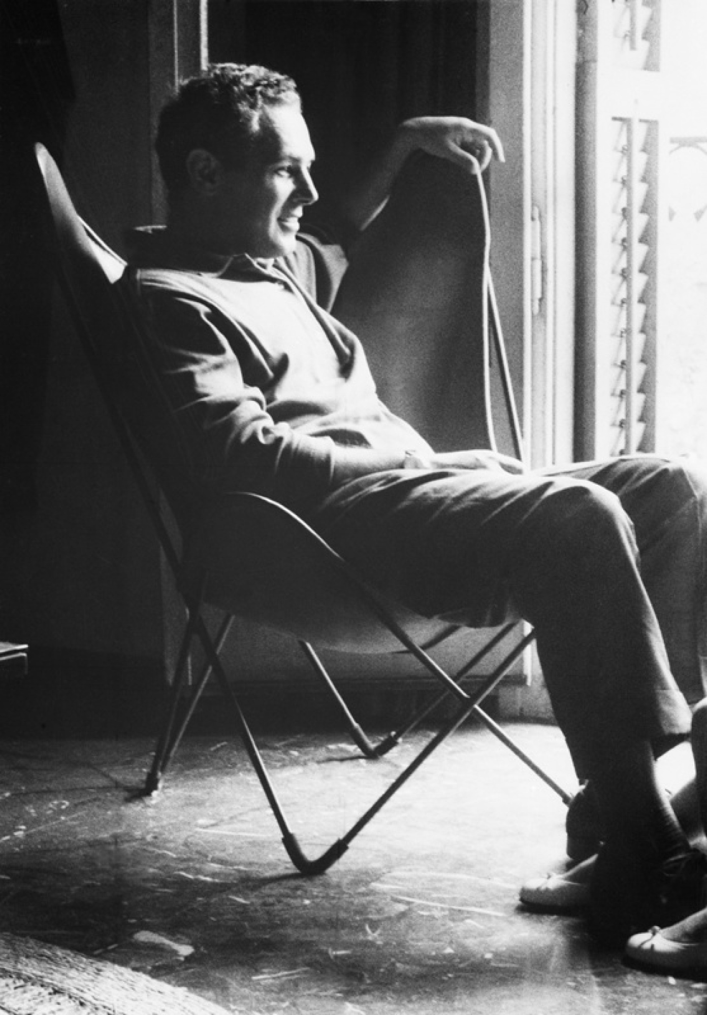 La imagen muestra un interior moderno con mobiliario de estilo contemporáneo, destacando colores neutros y detalles elegantes que crean un ambiente acogedor y sofisticado.