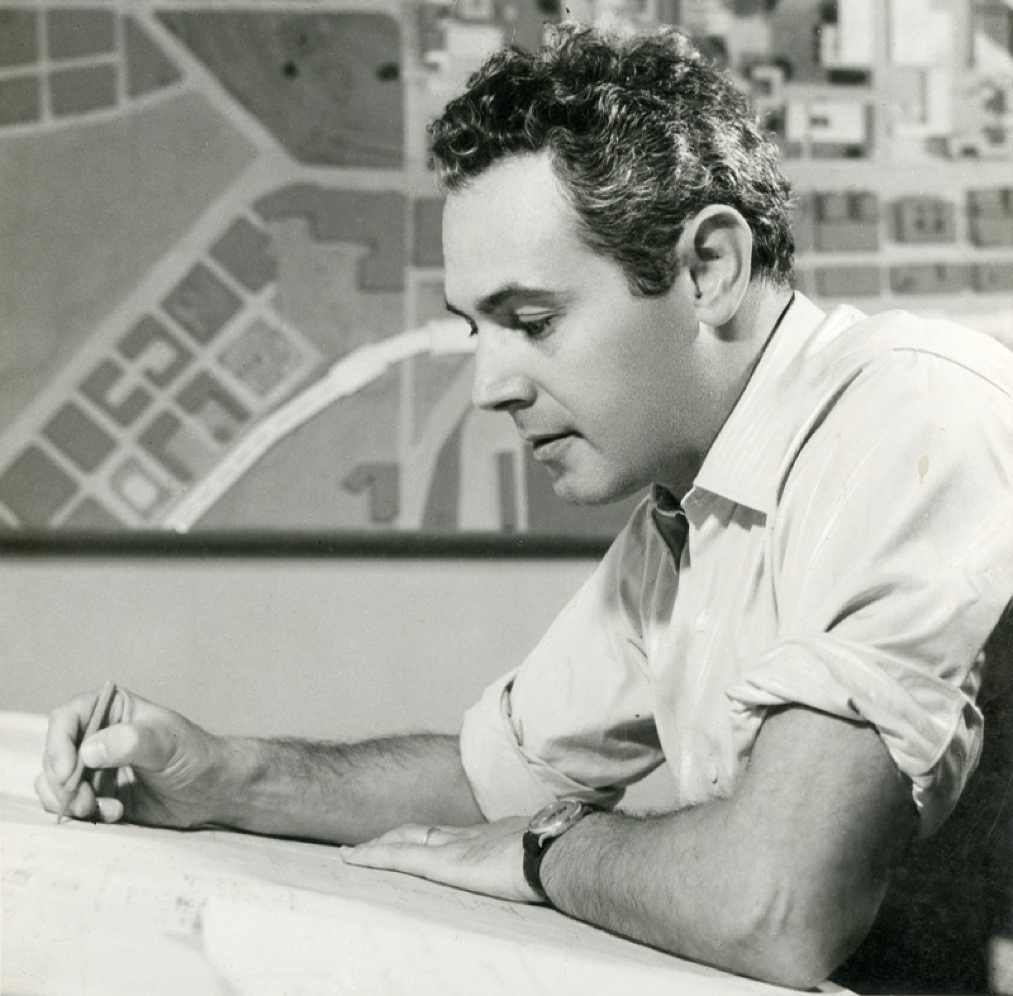 La imagen muestra un espacio interior con un mobiliario moderno y elegante, con tonos neutros y detalles decorativos que aportan un ambiente acogedor y sofisticado.