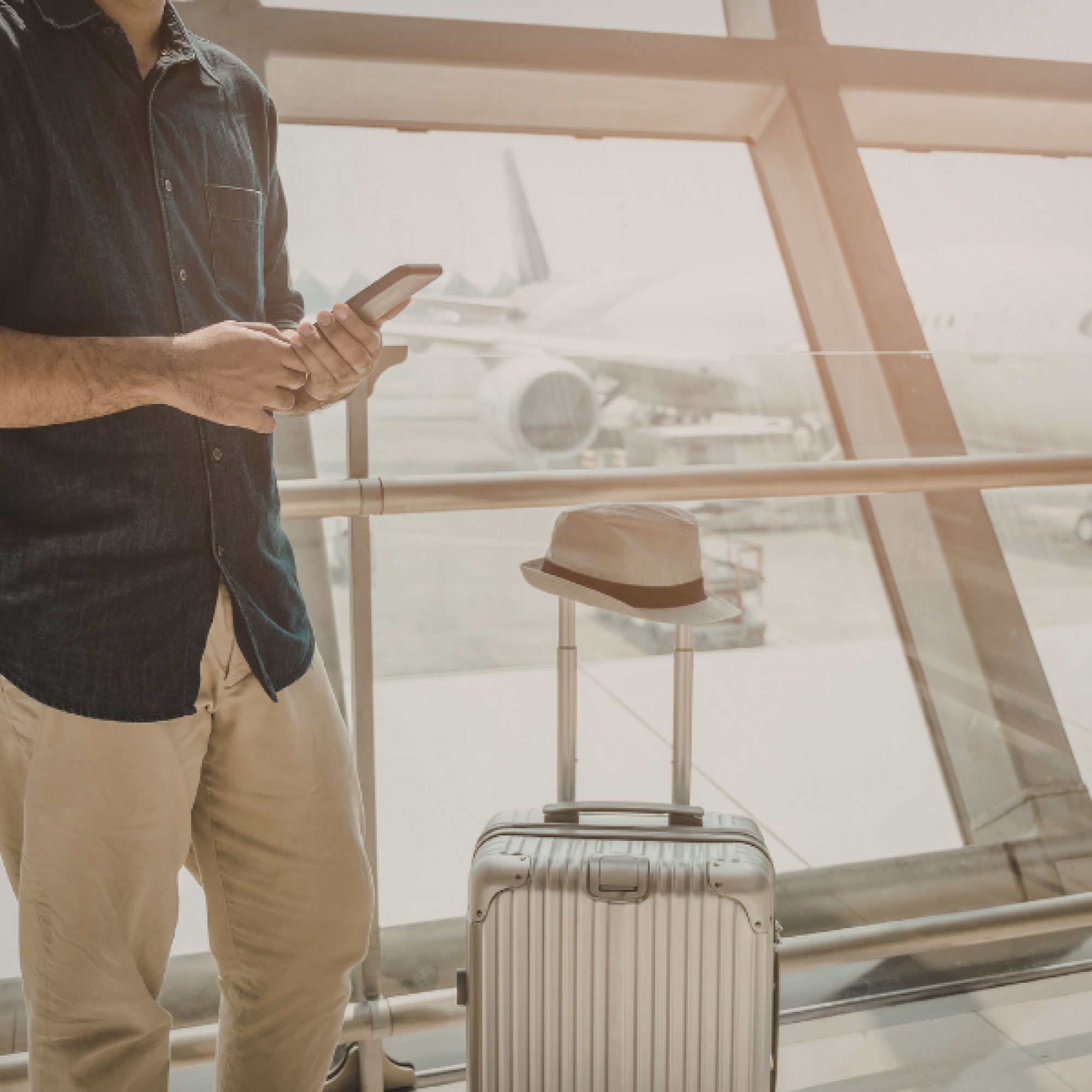 Una imagen que muestra un diseño arquitectónico o de interiores con líneas y formas modernas, en tonos neutros y detalles en color oscuro.