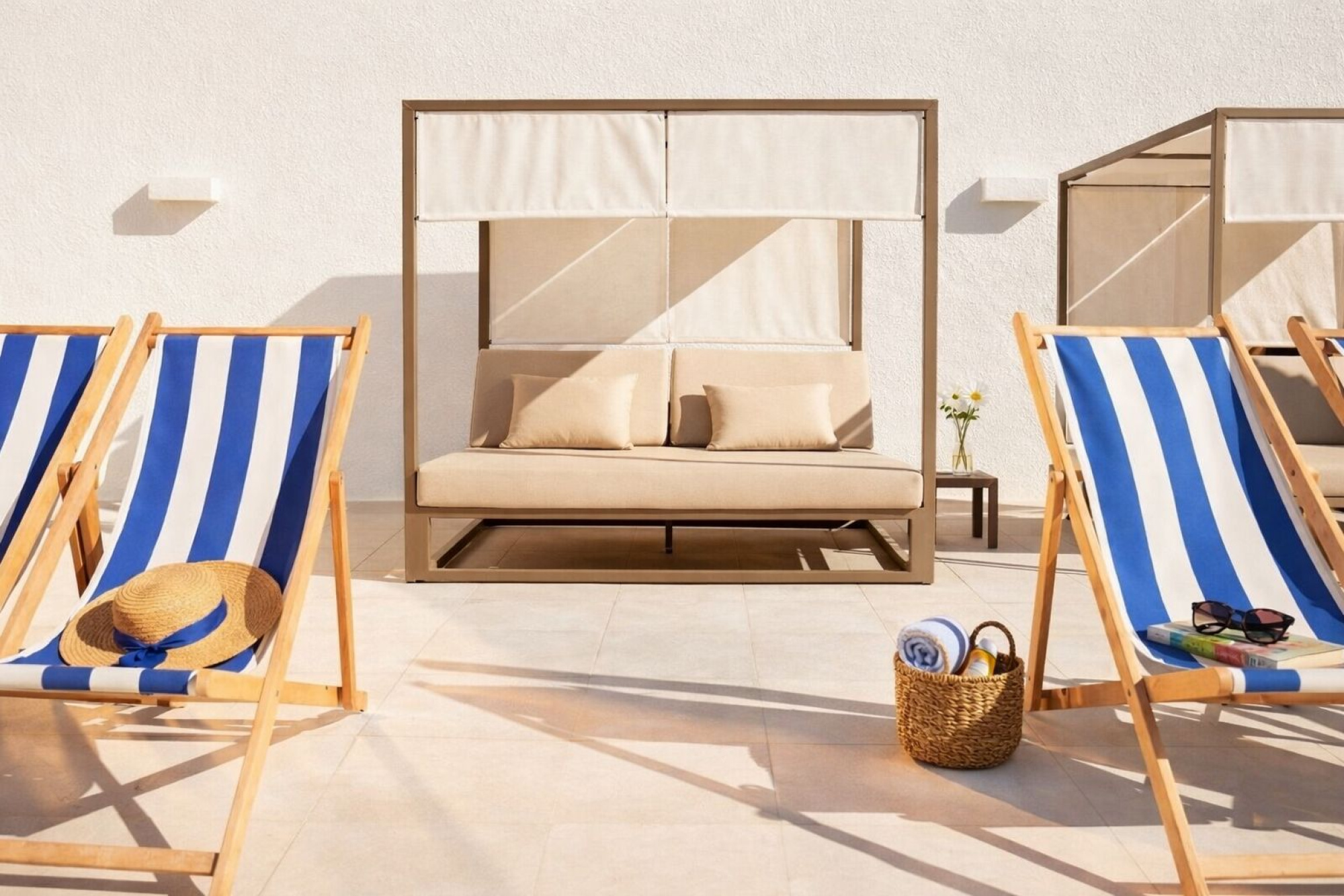 La imagen muestra varias hamacas colgadas en un entorno al aire libre, con estructura de madera y tejidos en tonos neutros, ideales para relajarse en un ambiente natural y tranquilo.