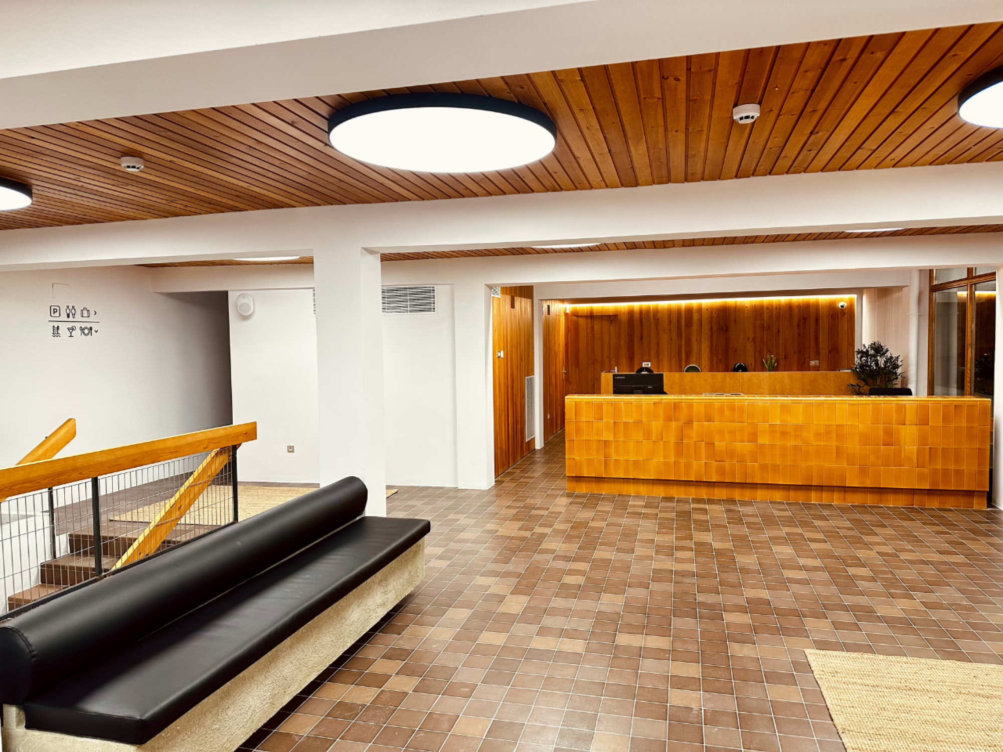 Imagen del hotel Sun Club Cala Vinya, mostrando una vista exterior con áreas de descanso y vegetación, en un estilo moderno y acogedor.