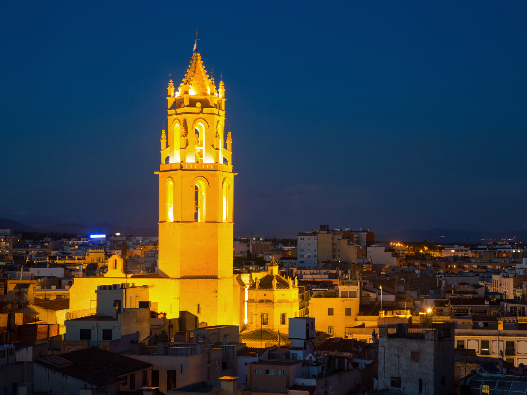 Imagen del hotel Sun Club Cala Vinya, mostrando una vista exterior con arquitectura moderna y áreas de descanso al aire libre, rodeadas de vegetación.