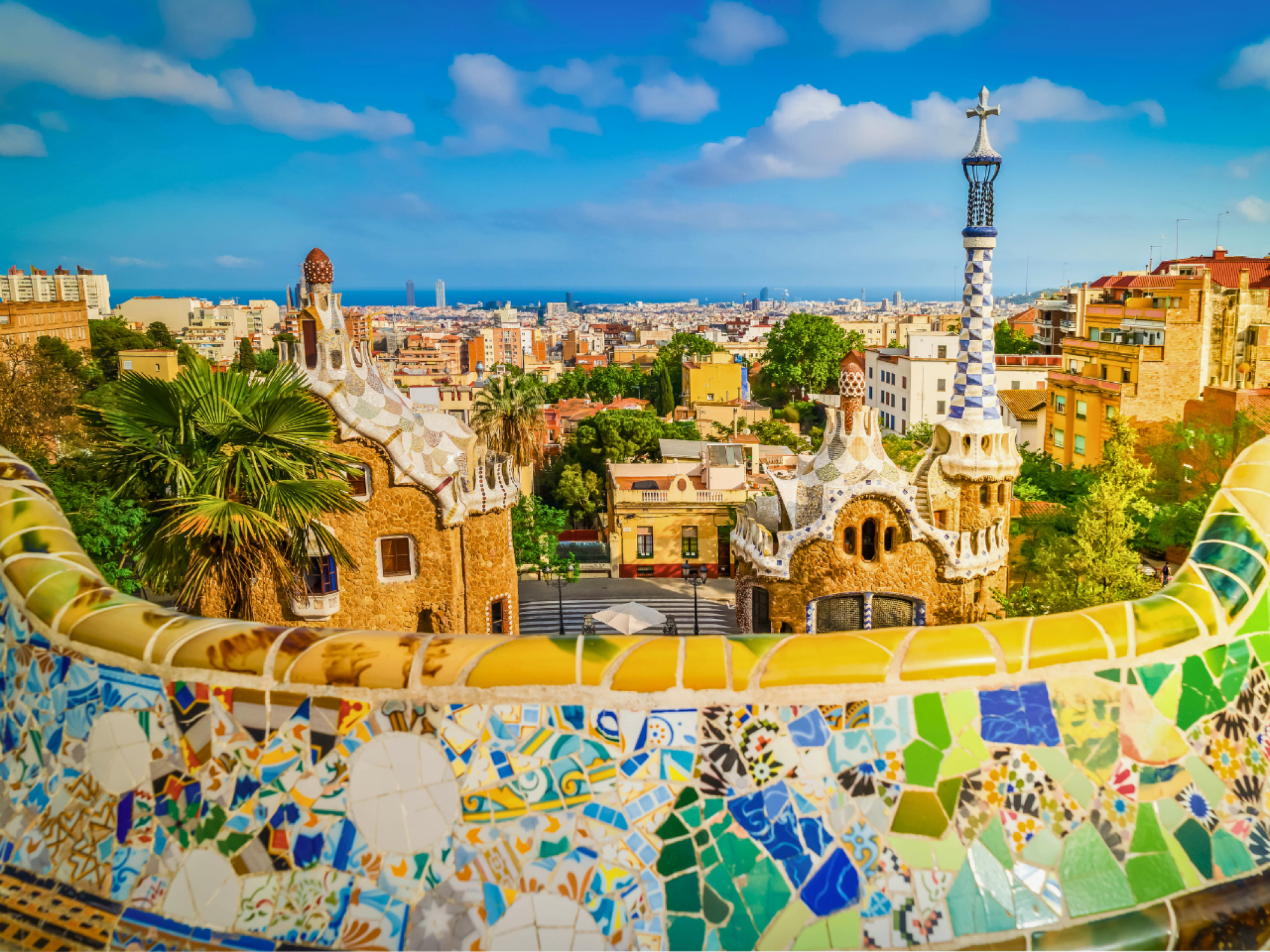 Vista exterior del hotel que muestra una estructura moderna con áreas de descanso y vegetación, ideal para vacaciones en la playa.