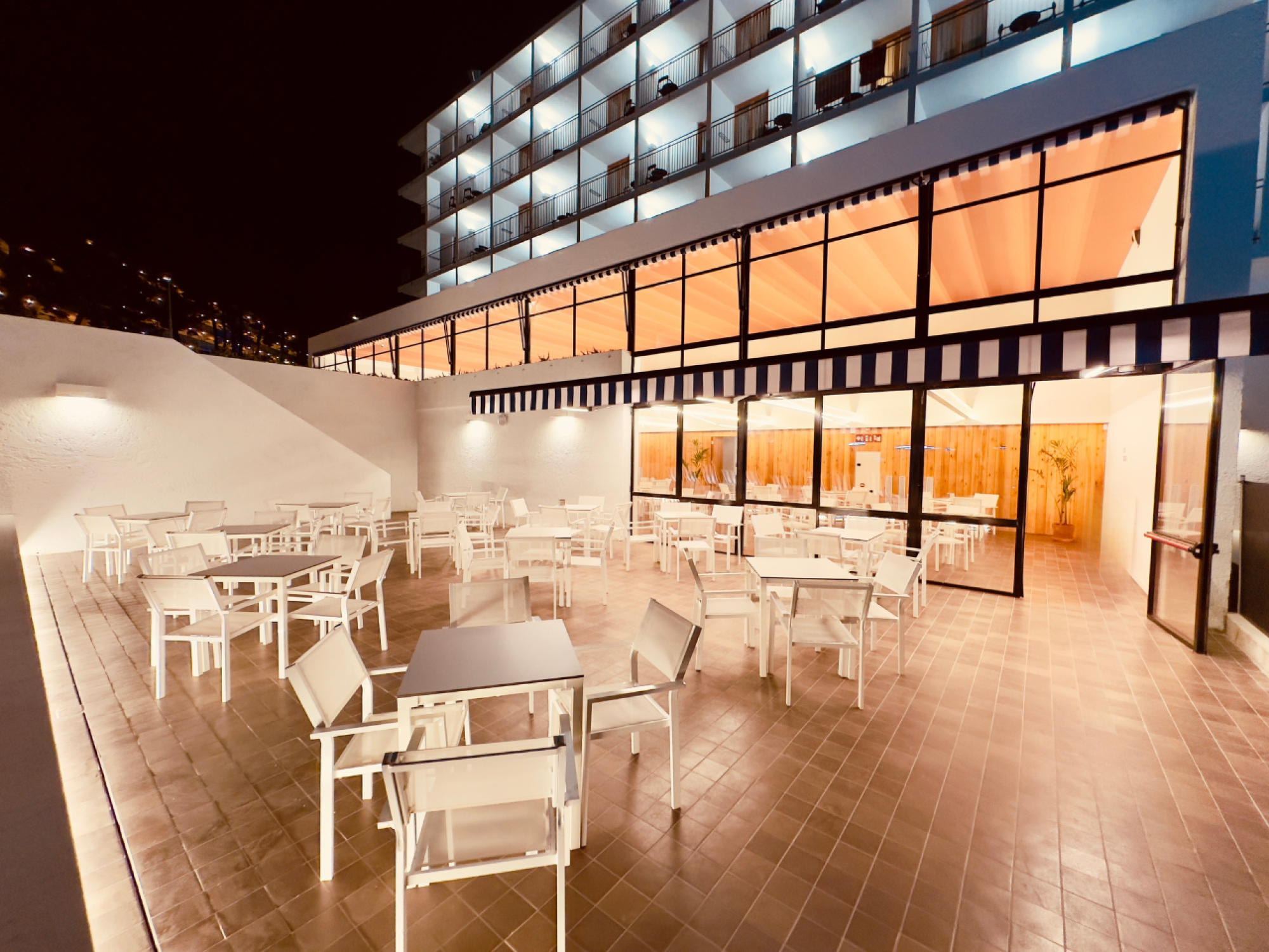 Imagen del exterior del Sun Club Hotel Cala Vinya, mostrando una estructura moderna rodeada de vegetación y con un ambiente relajante.