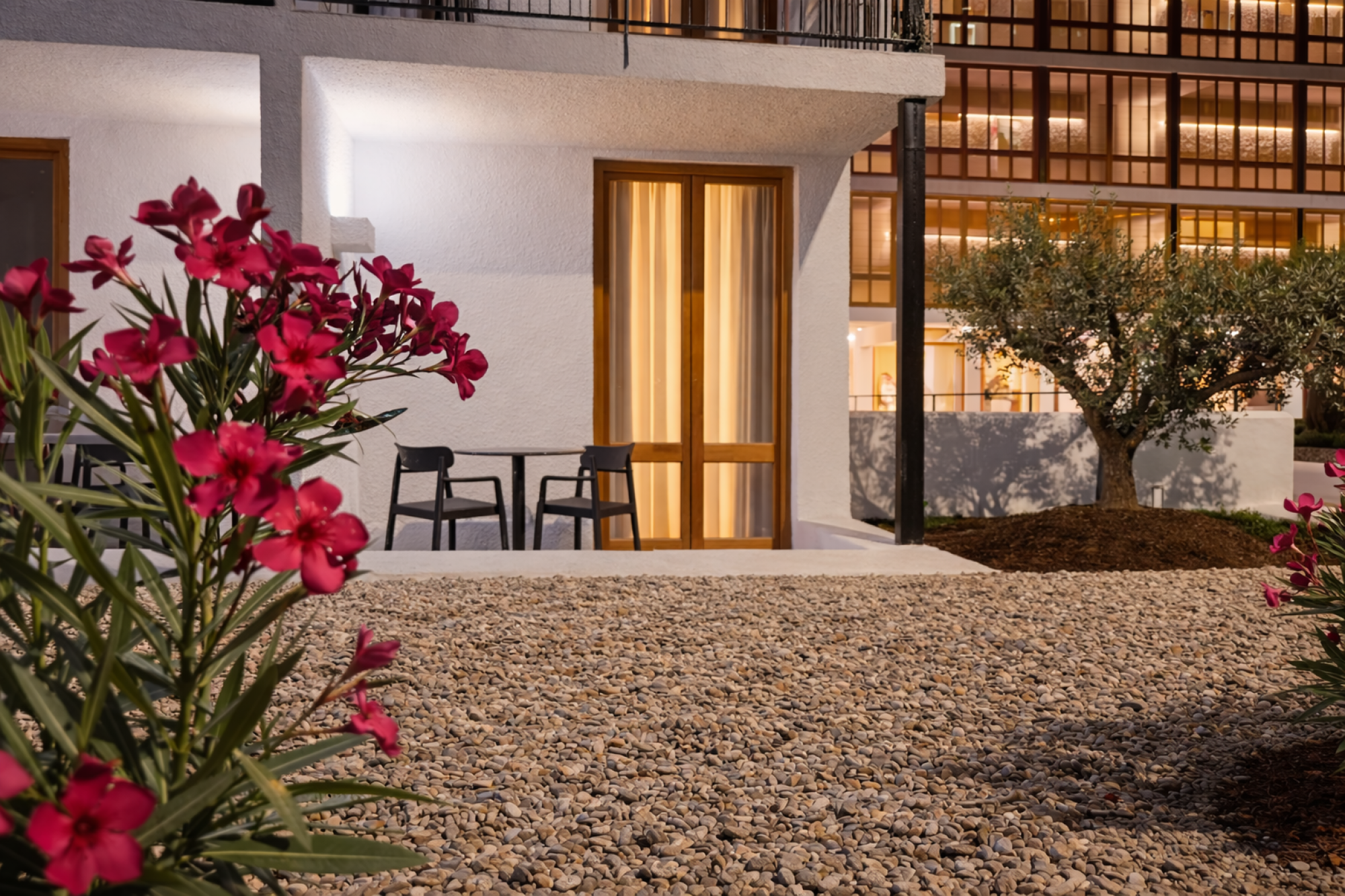 Una vista panorámica de un jardín bien cuidado con vegetación verde y árboles, ideal para relajarse en un entorno natural y tranquilo.