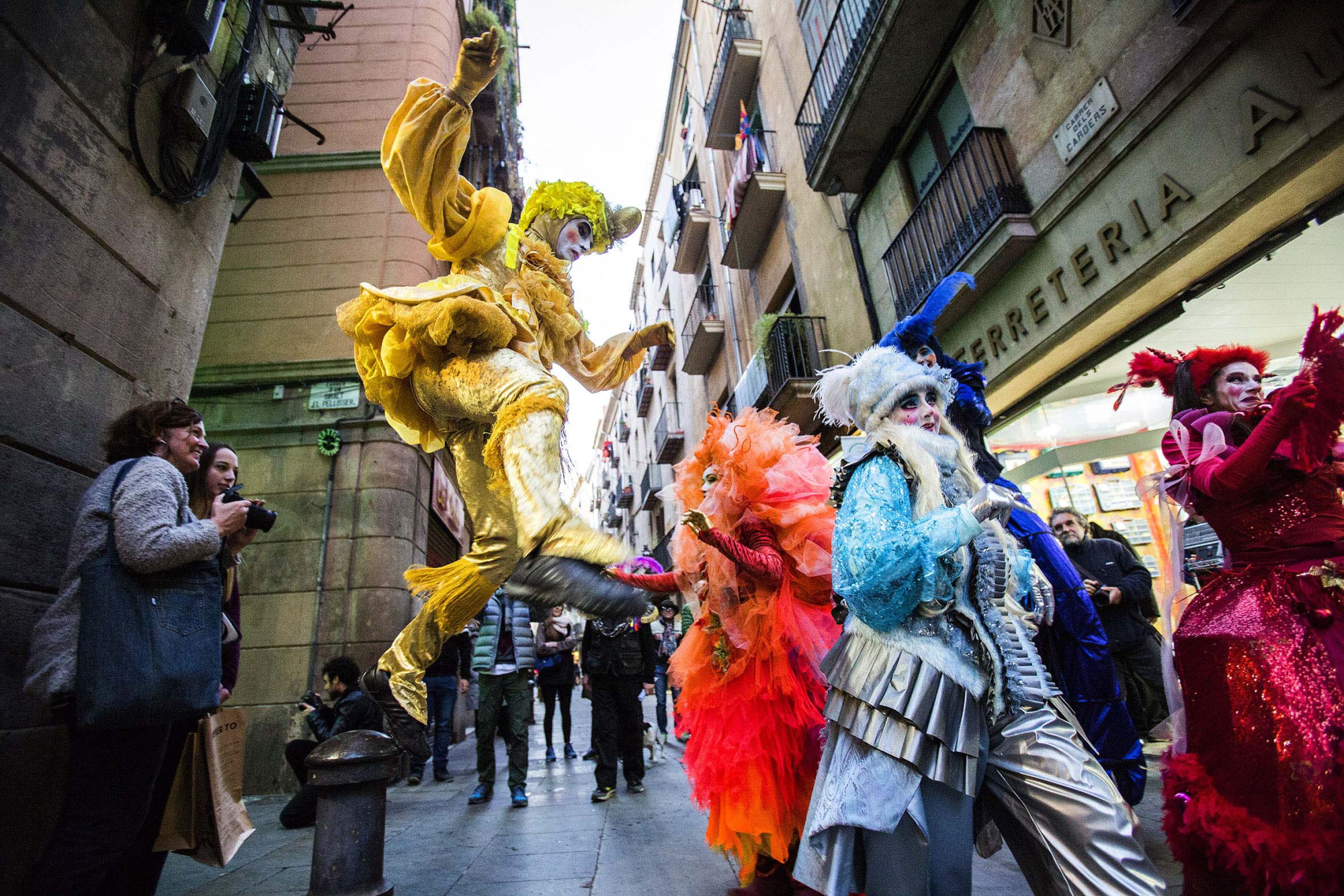 Imagen de una habitación de hotel moderna con decoración minimalista, mobiliario en tonos neutros y una iluminación suave que crea un ambiente acogedor.