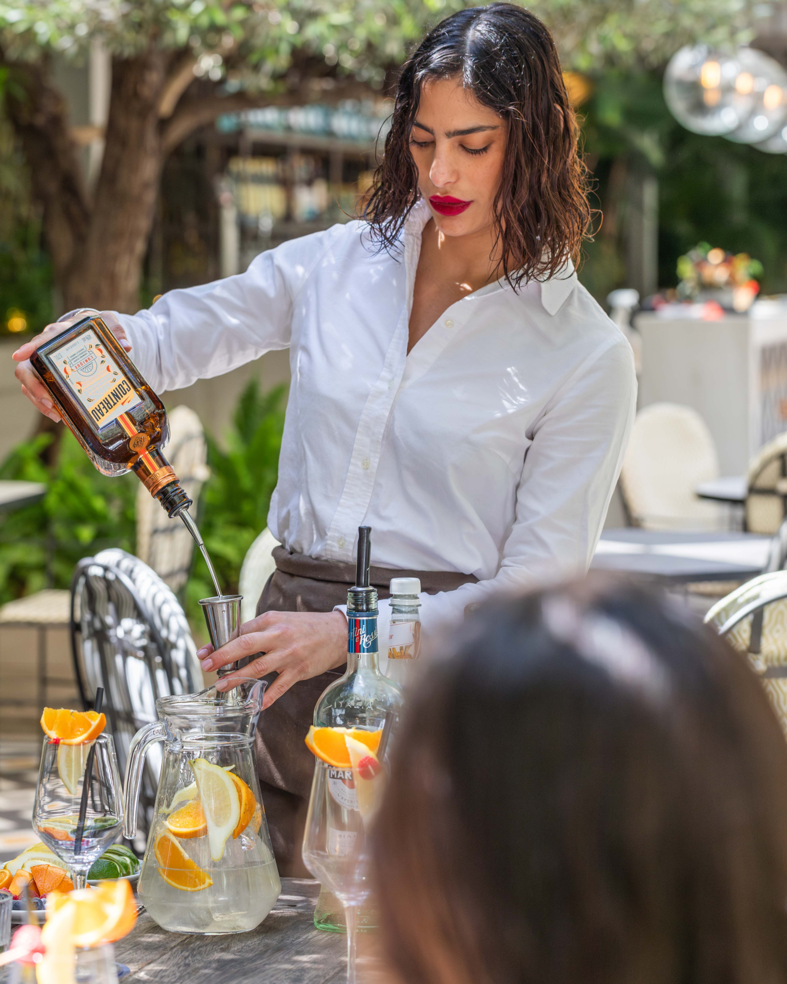 Una imagen que muestra un espacio interior elegante y moderno, con detalles en tonos neutros y una iluminación suave que crea un ambiente acogedor.