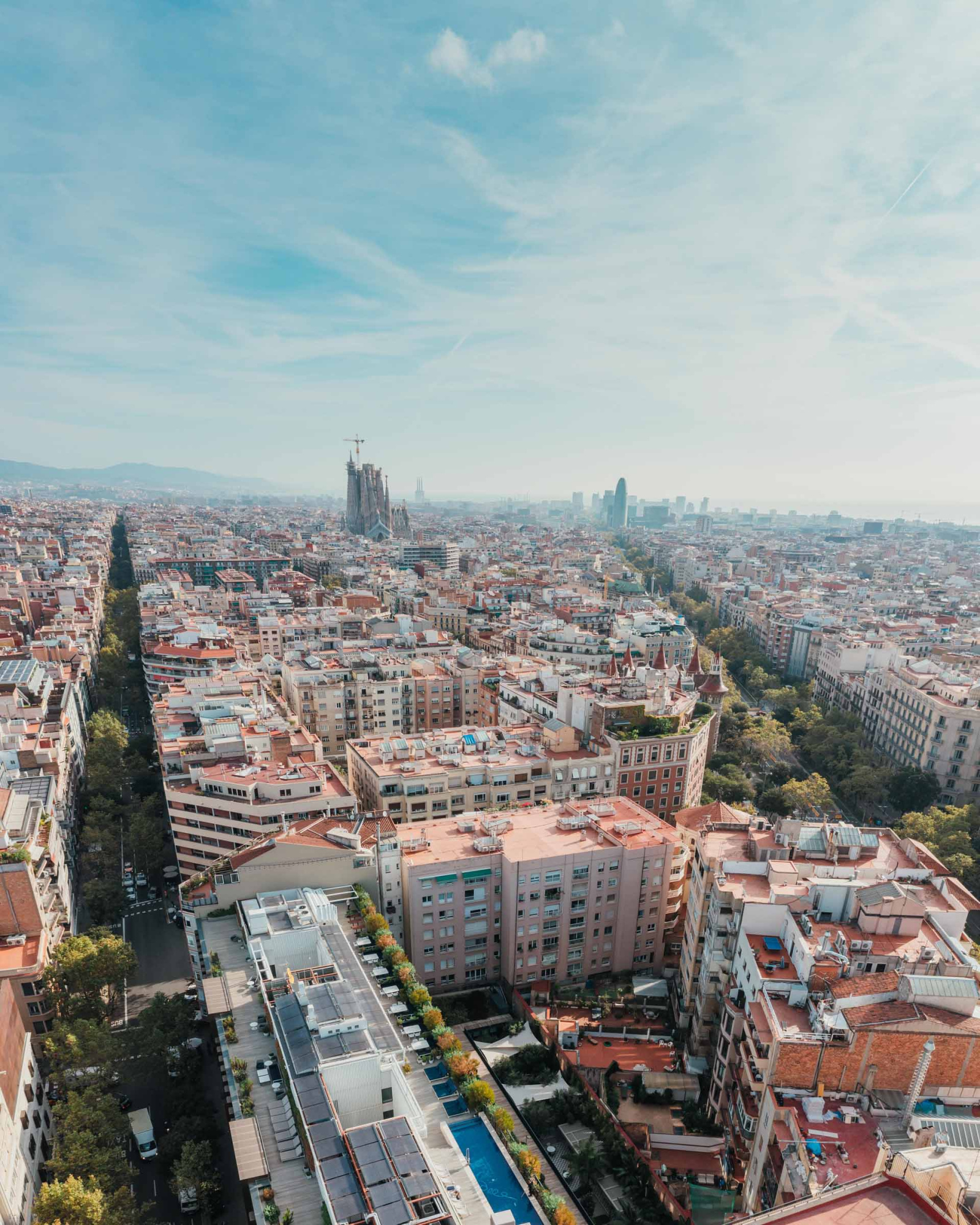 Una vista de la ciudad de Barcelona, mostrando edificios modernos y arquitectura urbana en un día despejado.