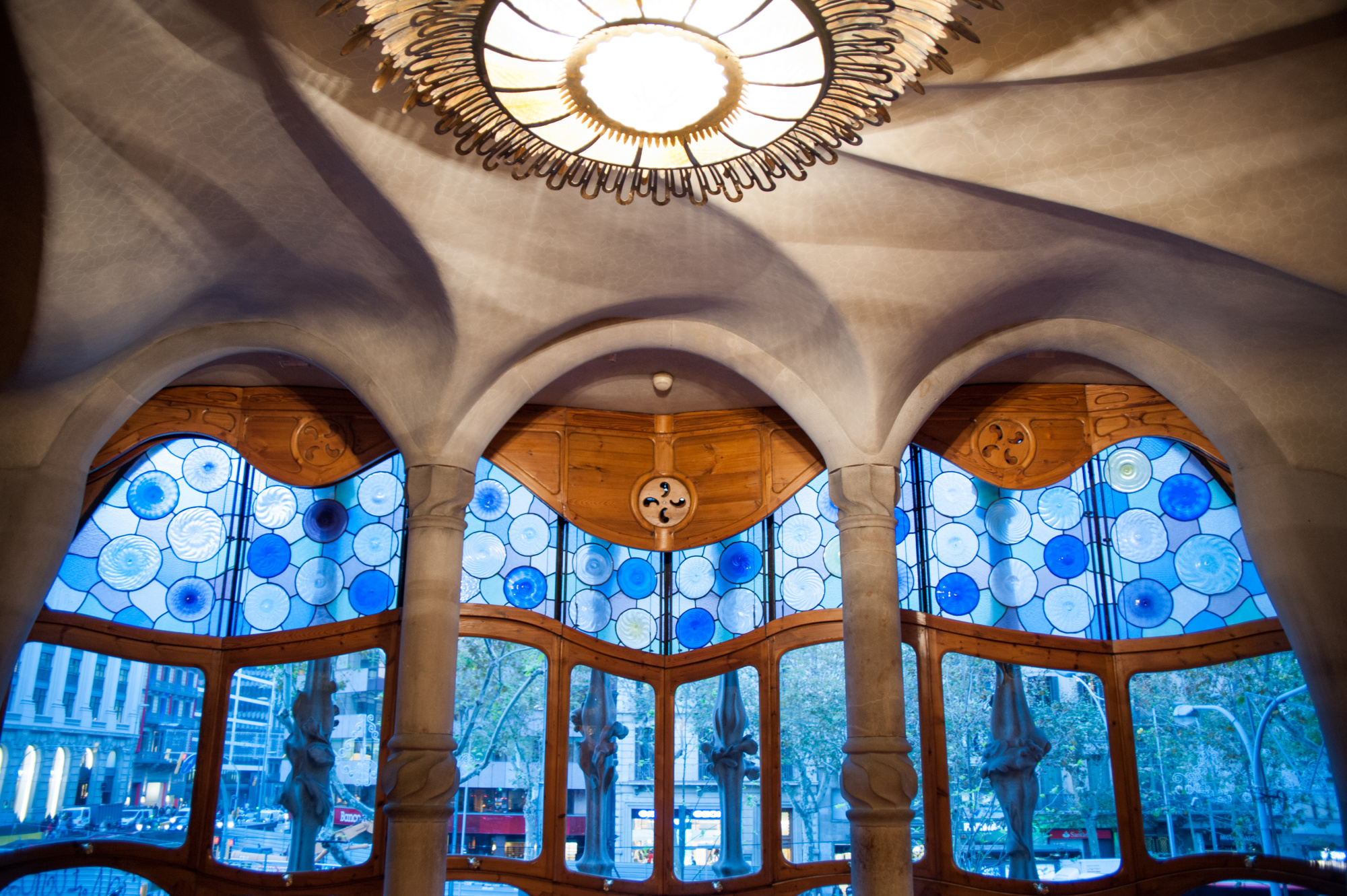 Una vista del interior de la Casa Batlló, mostrando detalles arquitectónicos y decorativos característicos del estilo modernista, con colores vibrantes y formas orgánicas.