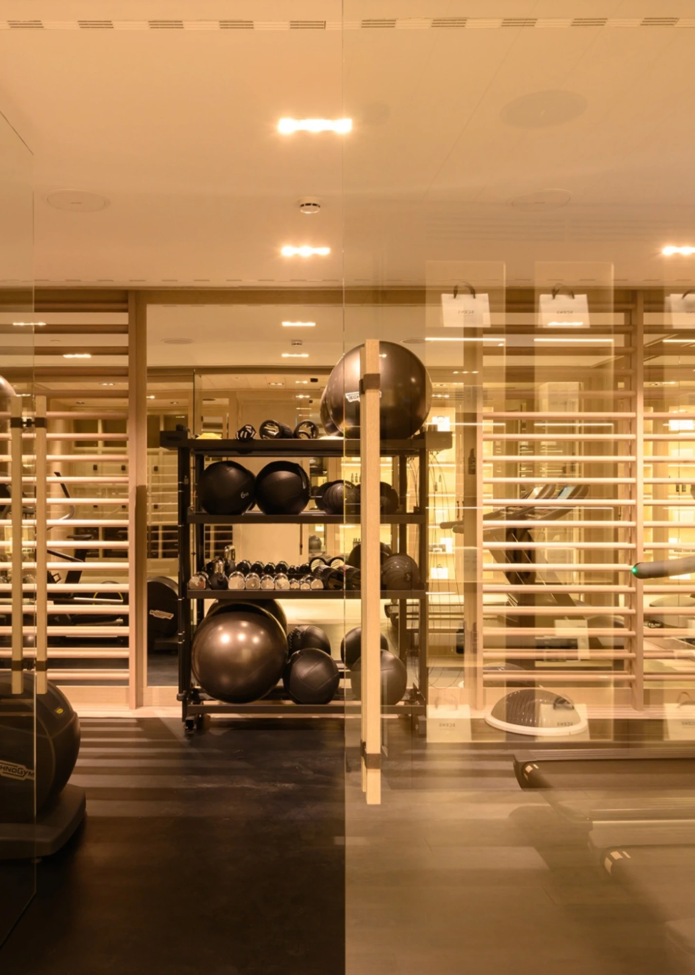 Imagen del spa Seventy, mostrando un ambiente relajante con decoración moderna y detalles elegantes que invitan al descanso.