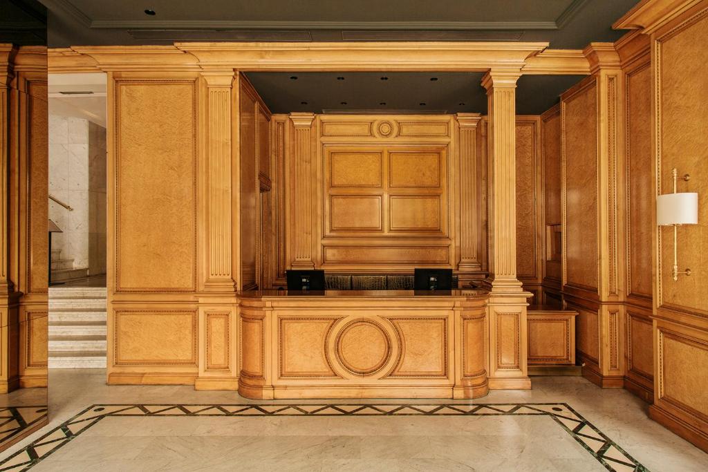 Recepción de madera con mostrador en un vestíbulo amplio
