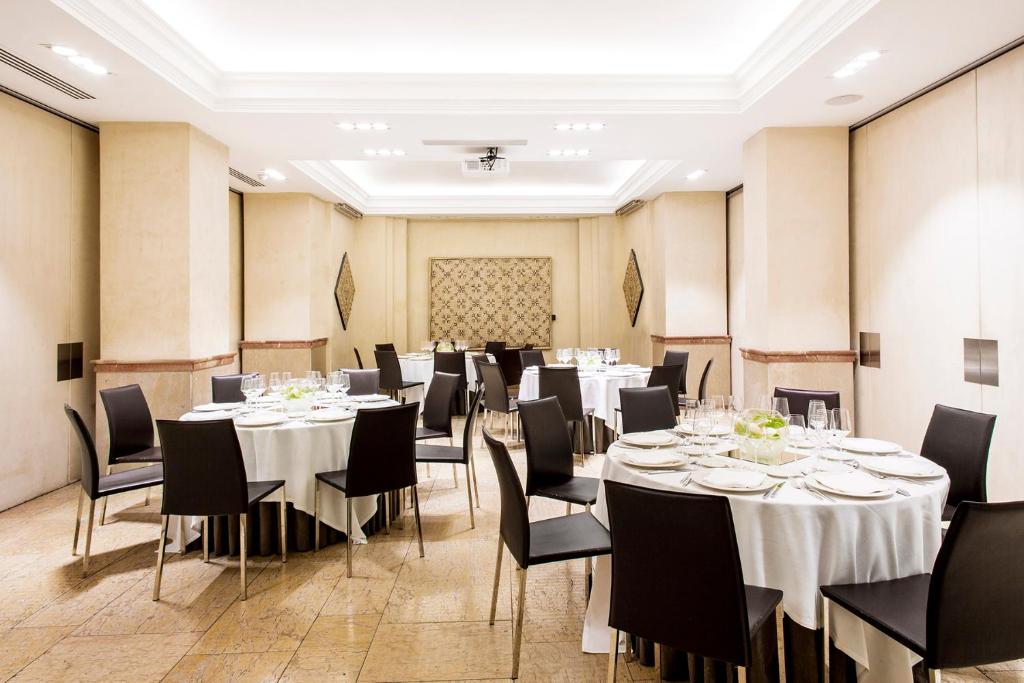 Sala de banquetes con mesas redondas y sillas negras