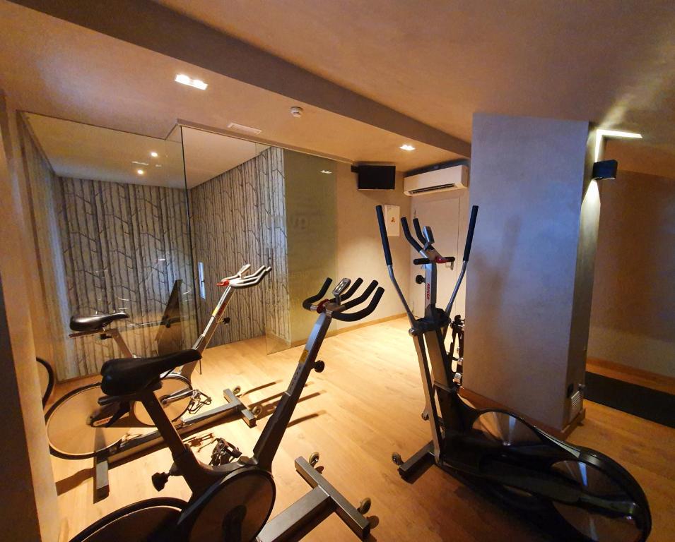 Sala de fitness con bicicletas estáticas y suelo de madera