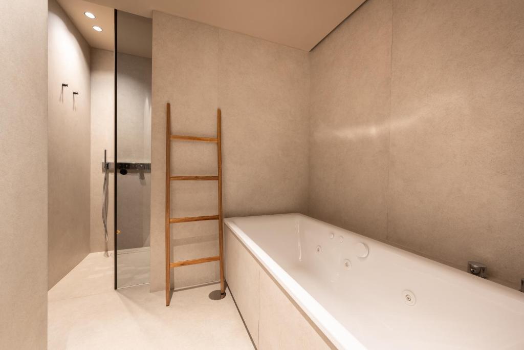 Baño con bañera de hidromasaje y ducha de vidrio