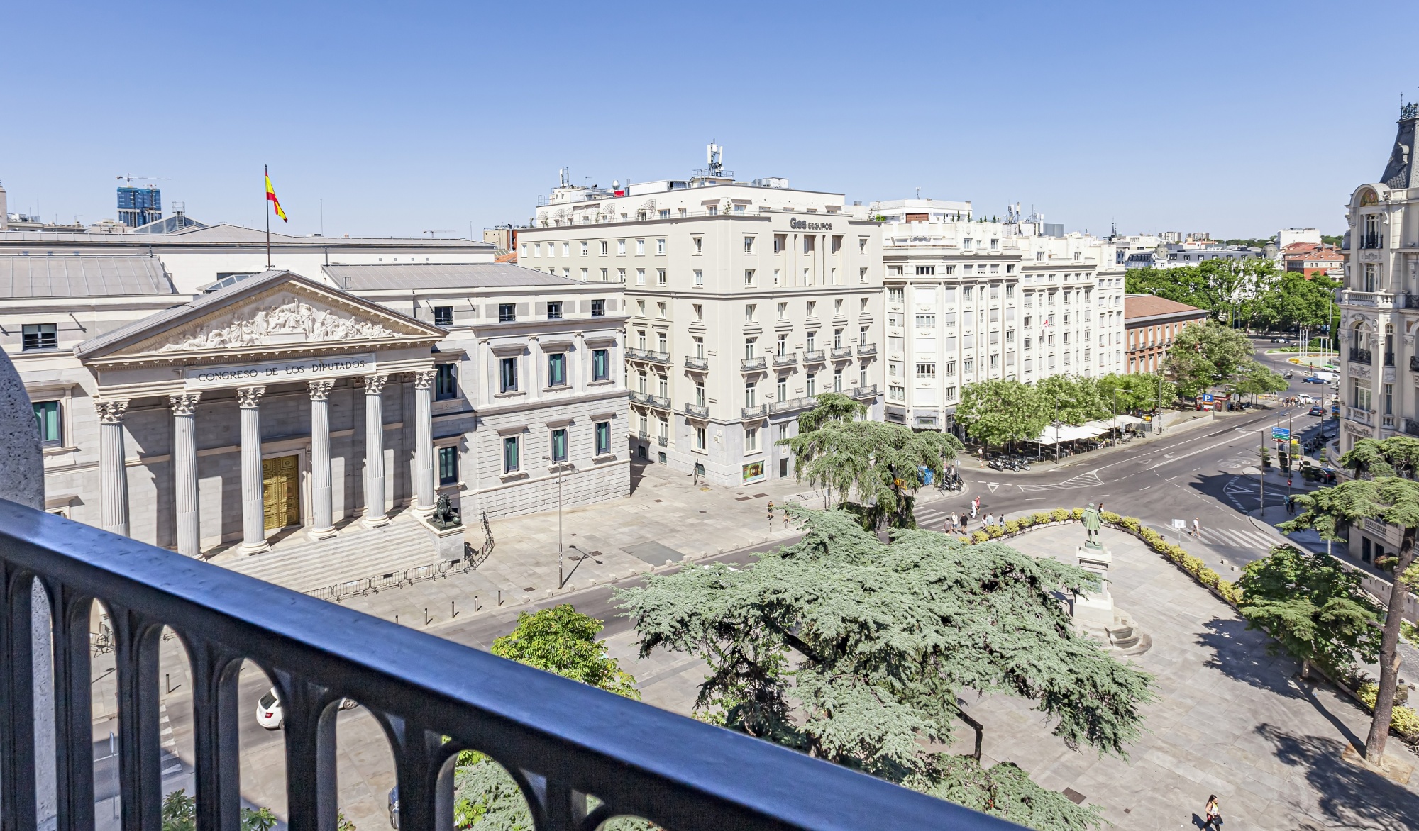 Desde el balcón se ve una avenida y edificios en el centro de la ciudad.