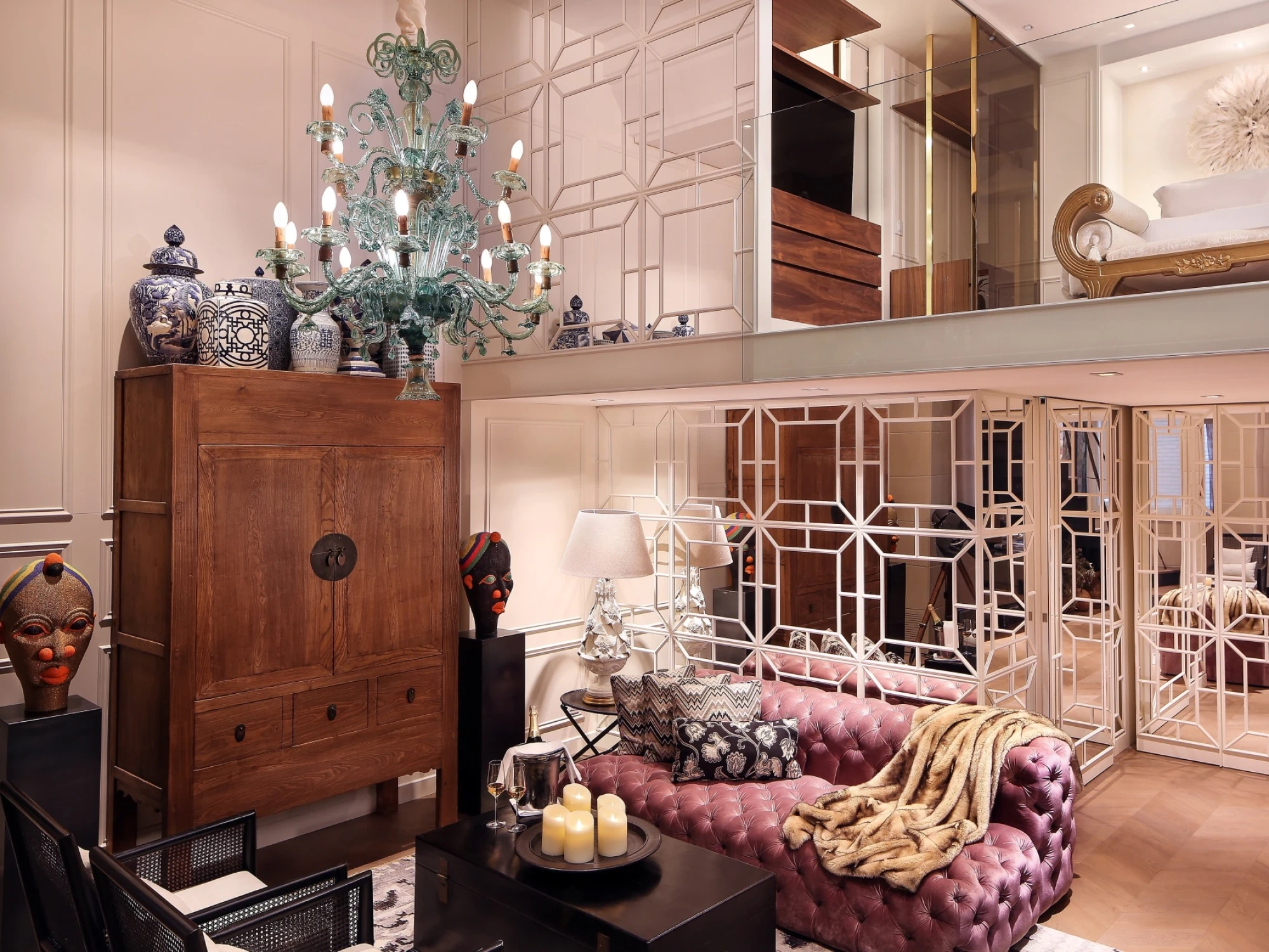 Suite dúplex de lujo con decoración moderna y elegante, con tonos neutros y detalles sofisticados que reflejan comodidad y estilo.