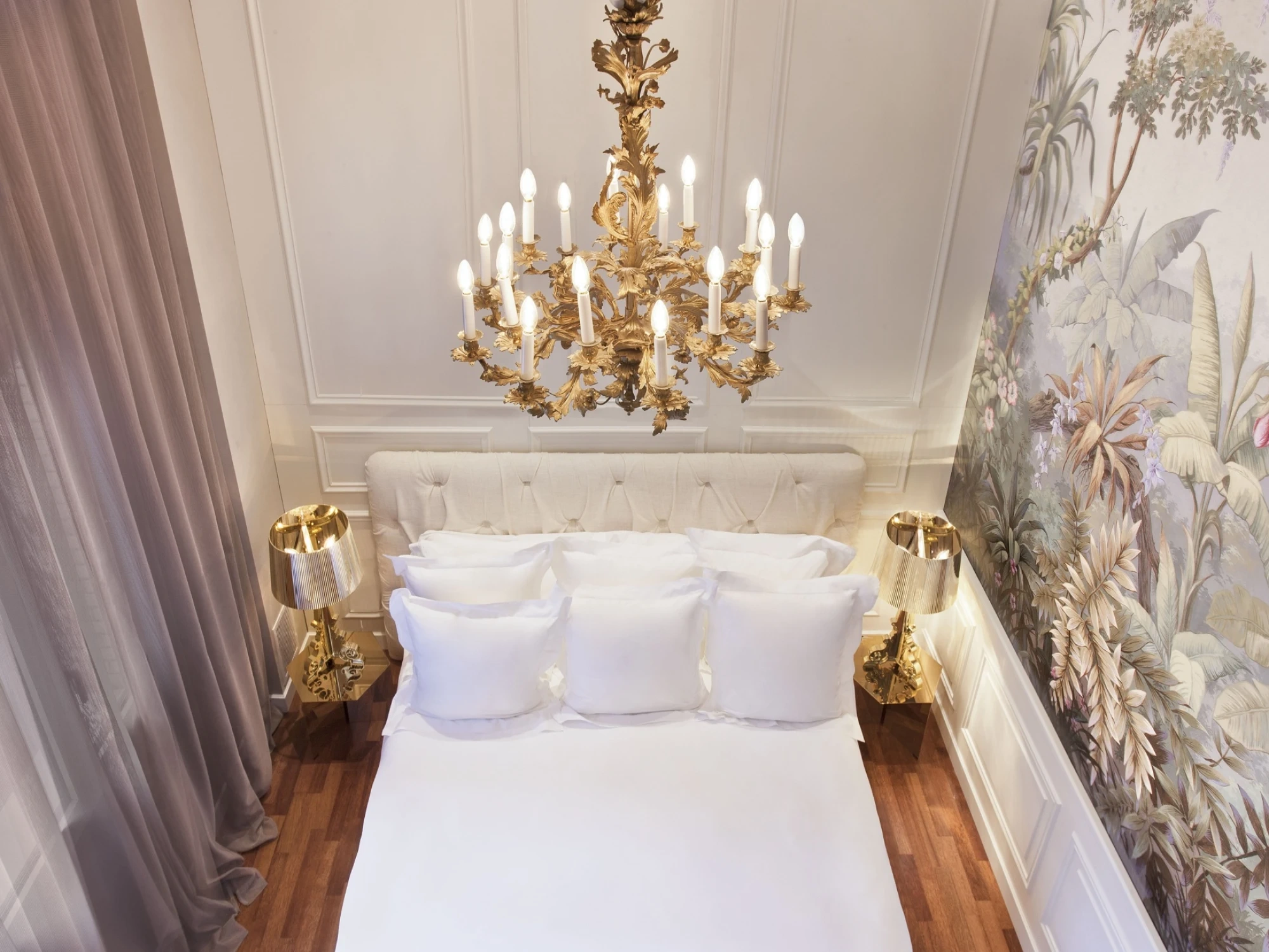 Suite dúplex elegante con mobiliario moderno y detalles de diseño sofisticados, ideal para una estancia lujosa y confortable.