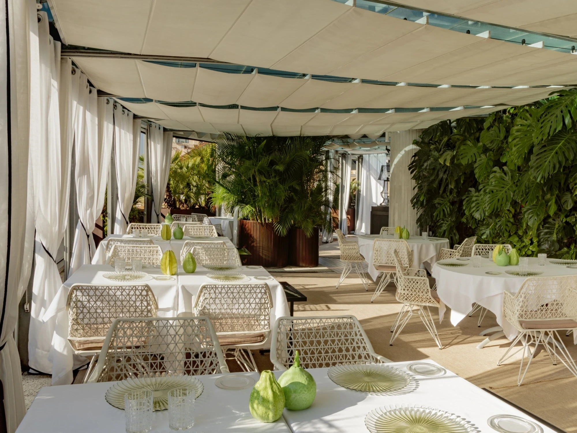 Una imagen de La Terraza del Claris restaurante, mostrando un ambiente moderno y elegante con decoración contemporánea y iluminación cálida.