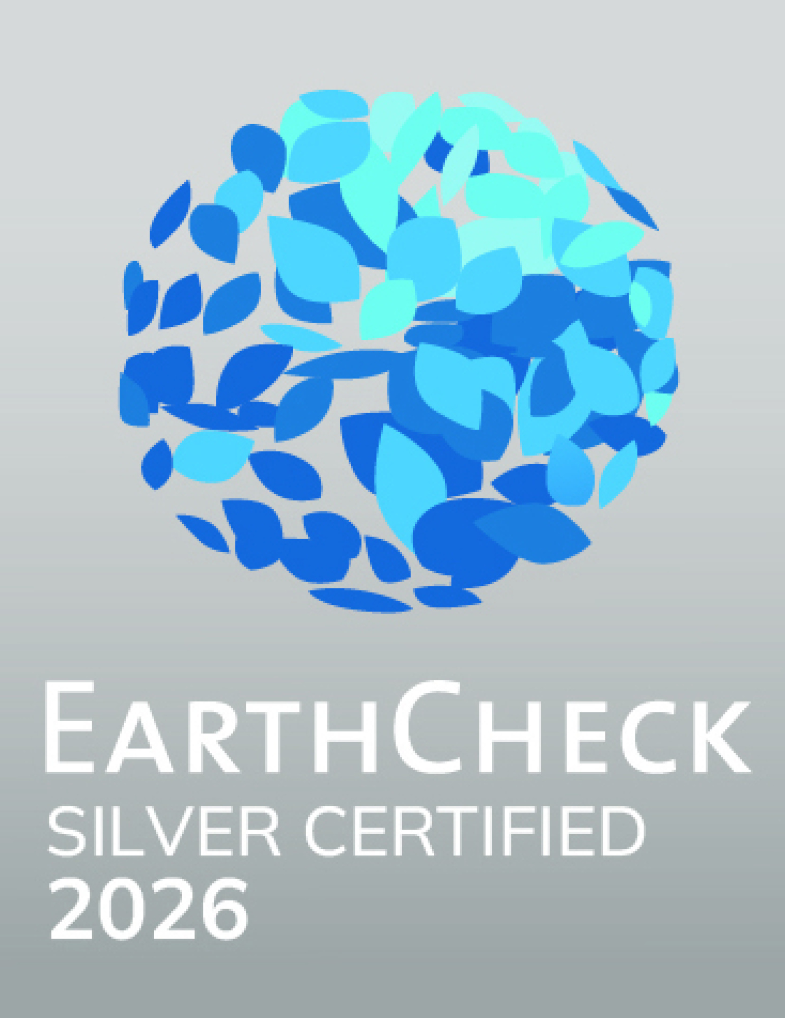 Logotipo de EarthCheck en color plateado, representando certificación de sostenibilidad y compromiso ambiental.