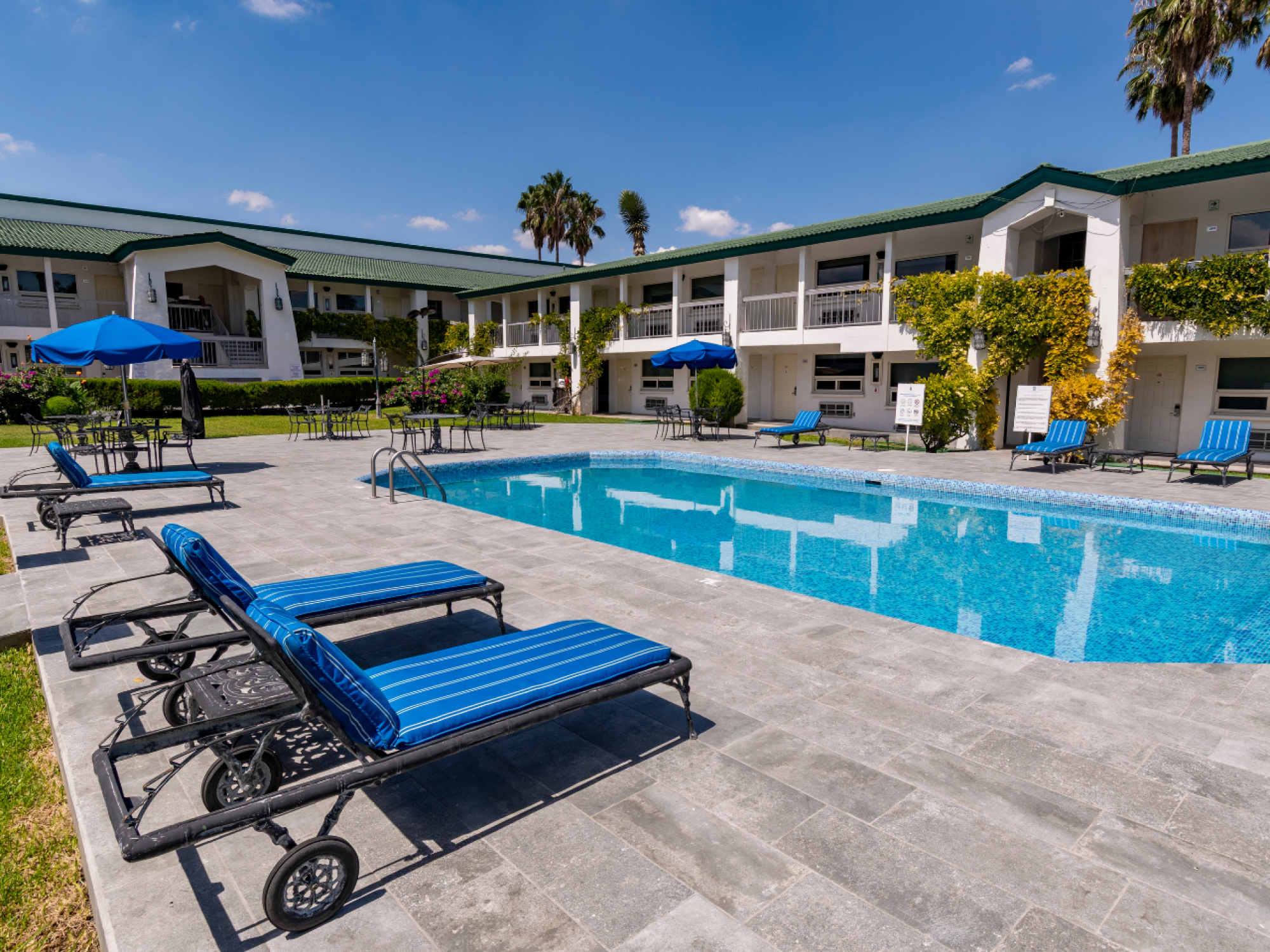 Quinta Dorada Hotel & Suites Alberca Quinta Dorada Hotel & Suites Alberca