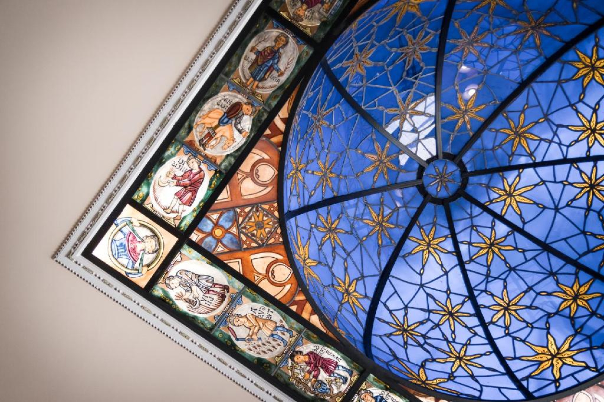 Imagen que muestra la fachada histórica de la Abadía en Burgos, destacando su arquitectura clásica y detalles arquitectónicos en un entorno urbano.