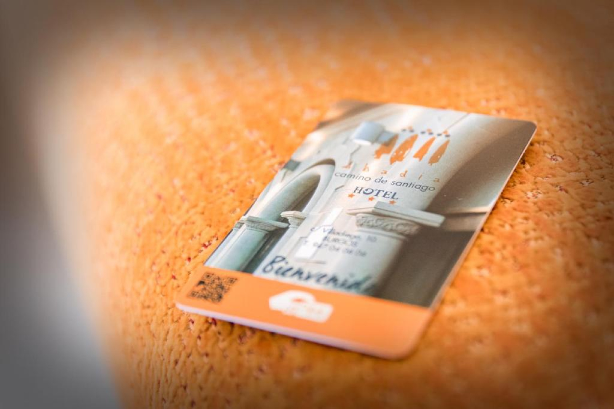 Imagen que muestra la fachada del hotel Abadía en Burgos, con un estilo arquitectónico clásico y detalles en piedra que reflejan su historia y elegancia.