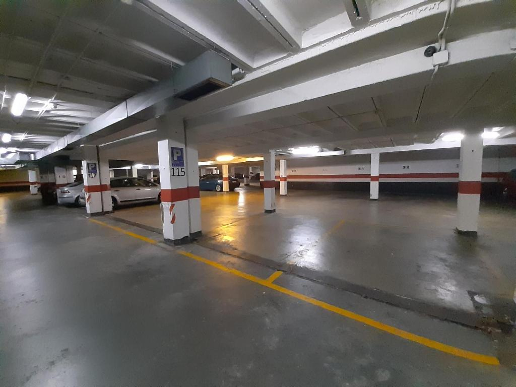 Una imagen que muestra la galería del hotel Abadía en Burgos, ubicada en el Camino de Santiago, con un ambiente acogedor y decorado con elementos tradicionales que reflejan la historia y cultura local.